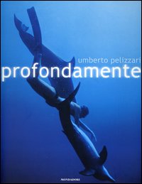 Questo libro non  solo l'autobiografia dell'atleta Pelizzari, ma  anche una straordinaria riflessione sulla continua e insopprimibile esigenza dell'uomo di superare i limiti imposti dalla natura, di sperimentare nuove sensazioni, di immergersi sempre pi in se stesso, alla ricerca di una libert che non conosce barriere. Nel volume immagini di grande fascino visivo si accompagnano al racconto nitido e avvincente degli episodi che hanno segnato la vita e l'attivit agonistica di Pelizzari: gli inizi in piscina, la rivelazione delle proprie capacit, gli allenamenti, il lavoro di squadra, il rapporto con i pi grandi personaggi del mondo subacqueo come Mayol e Maiorca - e con persone semplici e vere, che vivono a contatto con il mare. 