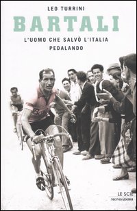 In questo libro Leo Turrini racconta i successi, i misteri e le tragedie di una carriera durata un quarto di secolo: le 144 vittorie, le quasi 1000 giornate di gara, le memorabili arrampicate sulle Alpi e sui Pirenei. Rivela tutti i retroscena della lunghissima rivalit, che spezz in due l'Italia della ricostruzione, con l'amico-nemico di dure battaglie, Fausto Coppi: tanto fragile quanto lui era accanito, tanto elegante quanto lui era terragno, tanto moderno quanto lui era tradizionalista. E infine si sofferma a chiarire il celebre episodio della vittoria al Tour de France del 1948, poco dopo l'attentato a Togliatti, che secondo un'opinione condivisa salv l'Italia da una guerra civile.