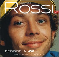 Questo libro fotografico, corredato dal racconto di due giornalisti sportivi che da anni seguono le imprese del campione del motociclismo, celebra un simbolo dello sport italiano: gli inizi, il rapporto con il padre e con gli amici di Tavullia, la rivalit con Max Biaggi, la scommessa con la Yamaha e un futuro di successi tutto da inventare; e poi le moto della sua vita, le gag, i tic e le manie, gli show a fine gara... il tutto illustrato da pi di 200 fotografie. 